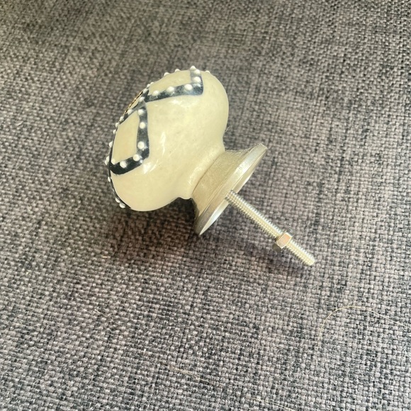 Door / cabinet knobs - Picture 2 of 2